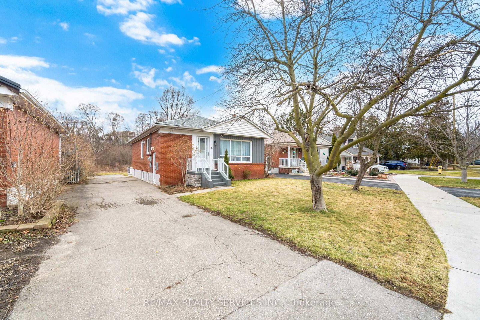 Detached House for sale at 6 Bonnyview Drive, Toronto, Ontario, M8Y 3G6 - Stonegate-Queensway - MLS: W12978422