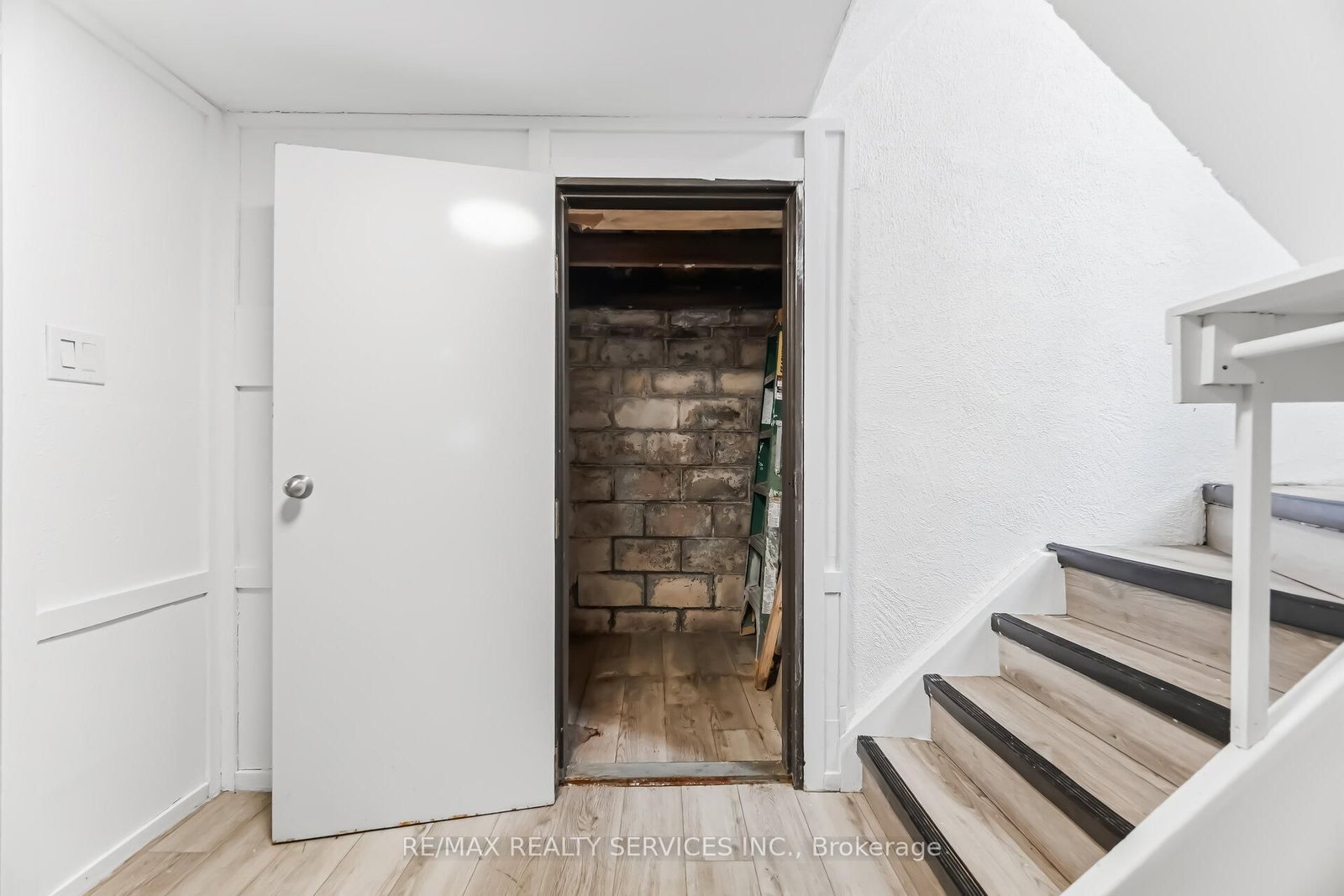 Detached House for sale at 6 Bonnyview Drive, Toronto, Ontario, M8Y 3G6 - Stonegate-Queensway - MLS: W12978422