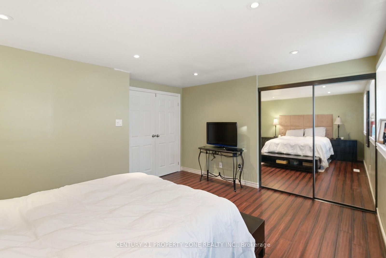 Townhouse for sale at 39-45 Hansen Road, Brampton, Ontario, L6V 3C5 - Queen Street Corridor - MLS: W12978948