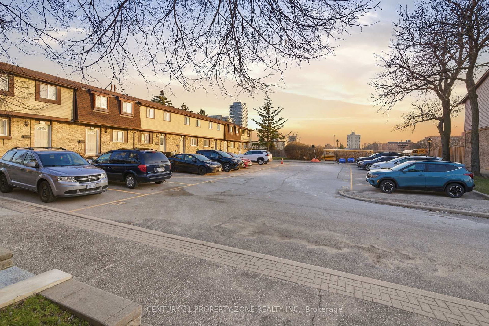 Townhouse for sale at 39-45 Hansen Road, Brampton, Ontario, L6V 3C5 - Queen Street Corridor - MLS: W12978948