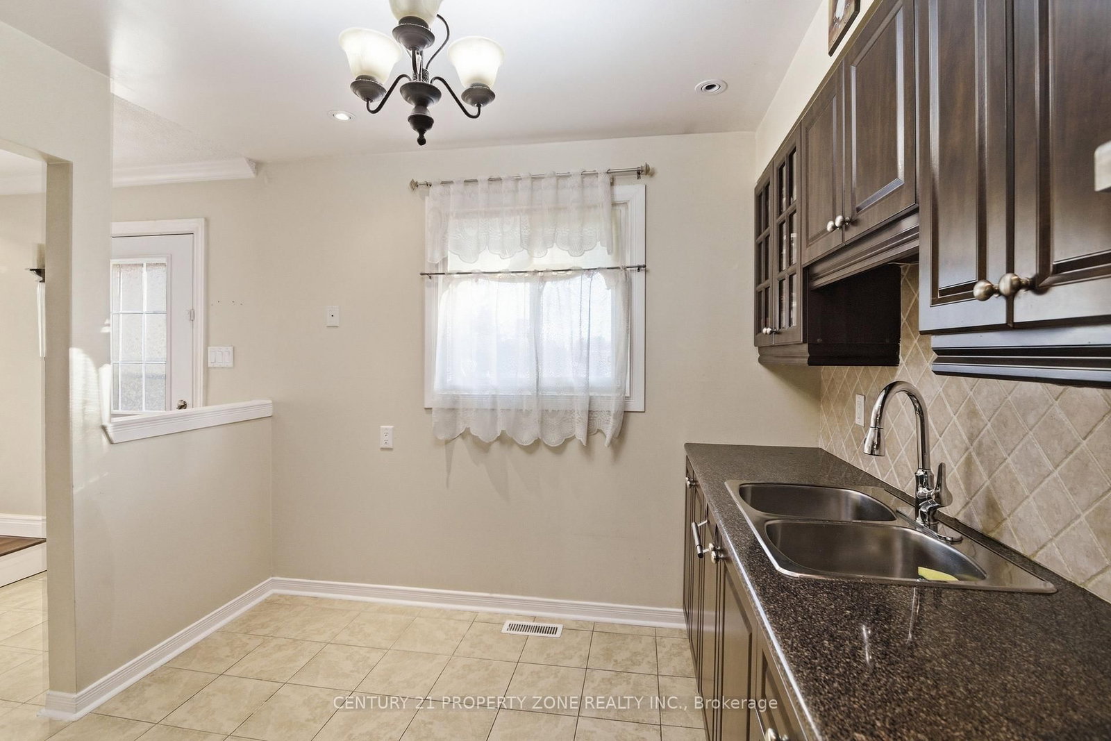 Townhouse for sale at 39-45 Hansen Road, Brampton, Ontario, L6V 3C5 - Queen Street Corridor - MLS: W12978948