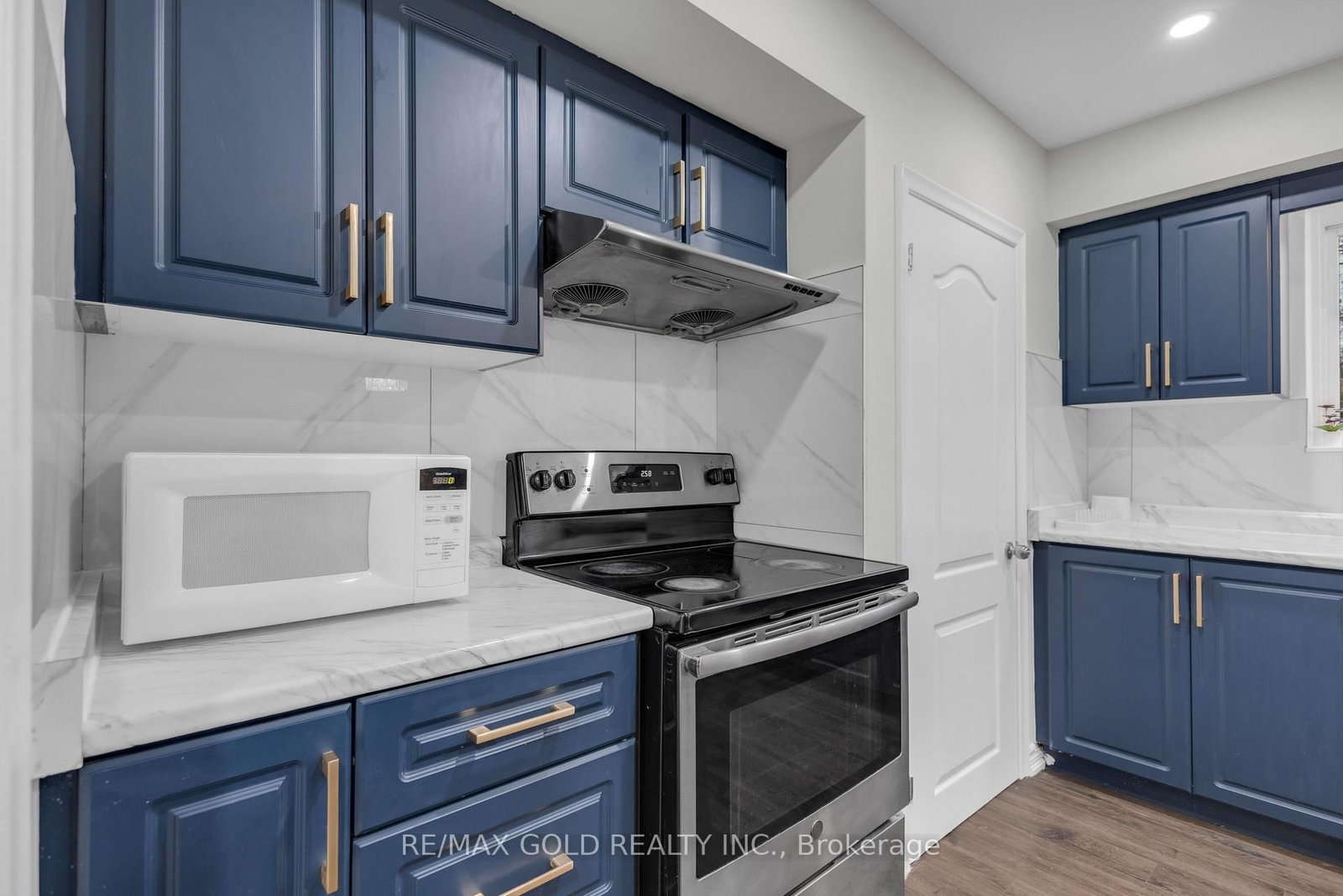 Detached House for sale at 462 Samford Place, Oakville, Ontario, L6L 4E8 - West - MLS: W12979204