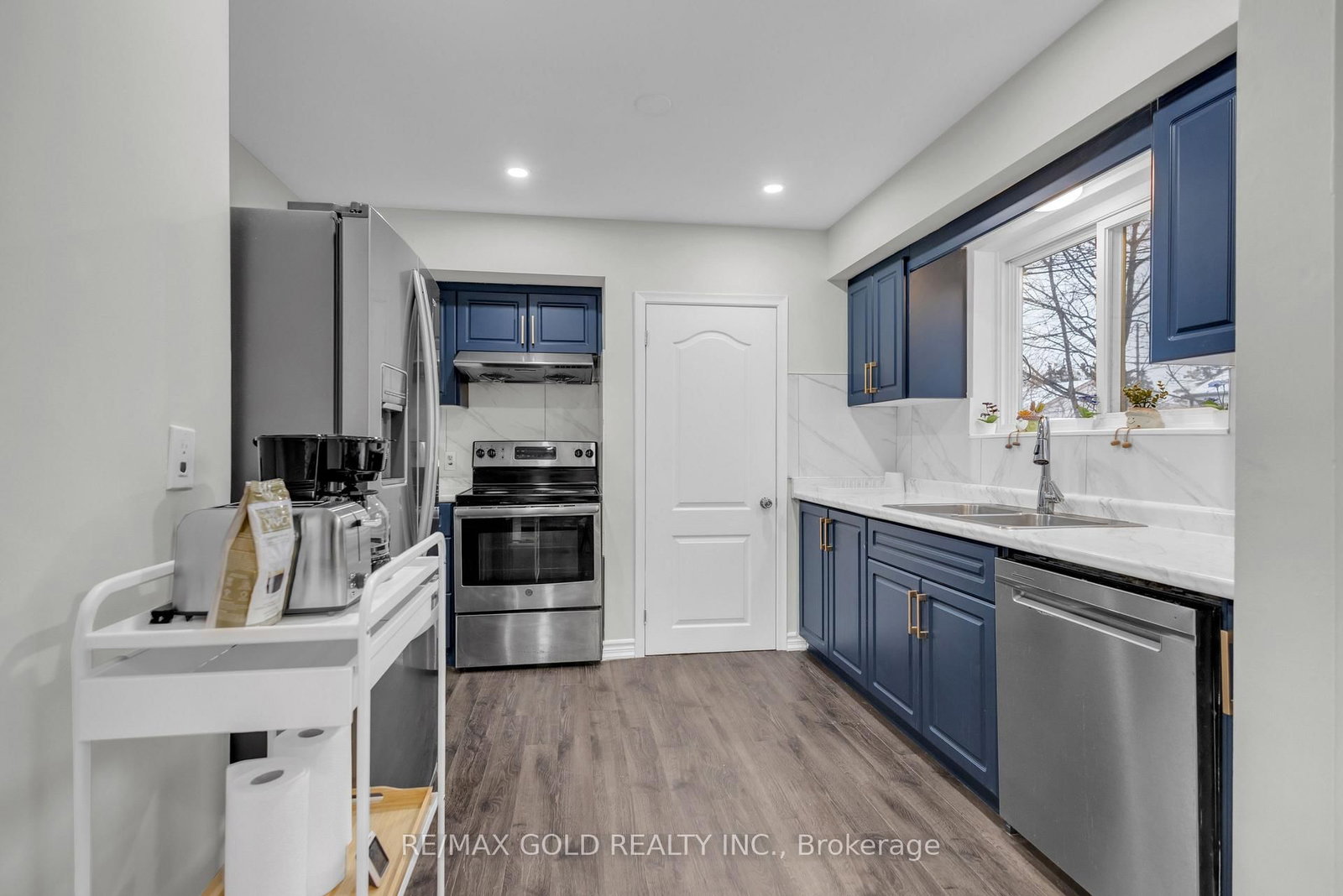 Detached House for sale at 462 Samford Place, Oakville, Ontario, L6L 4E8 - West - MLS: W12979204