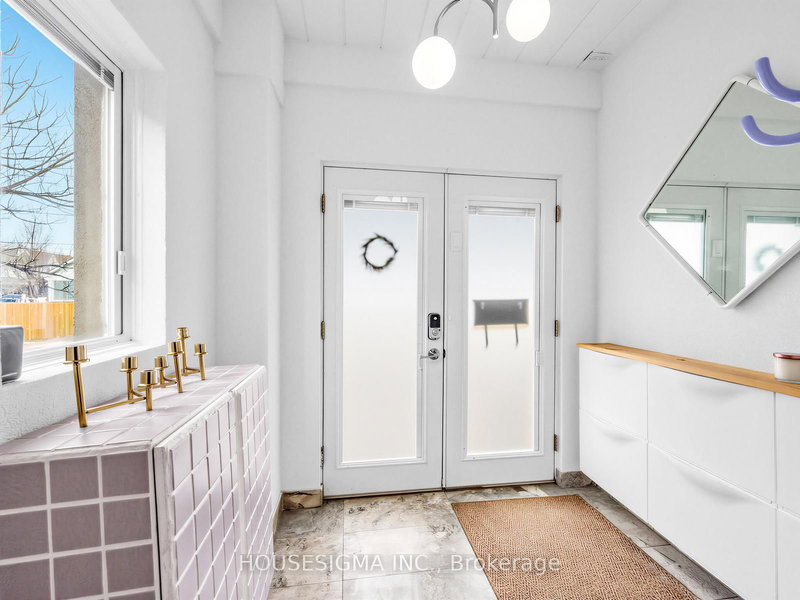 75 Henrietta St, Toronto, M6N 1S5 | Image 2