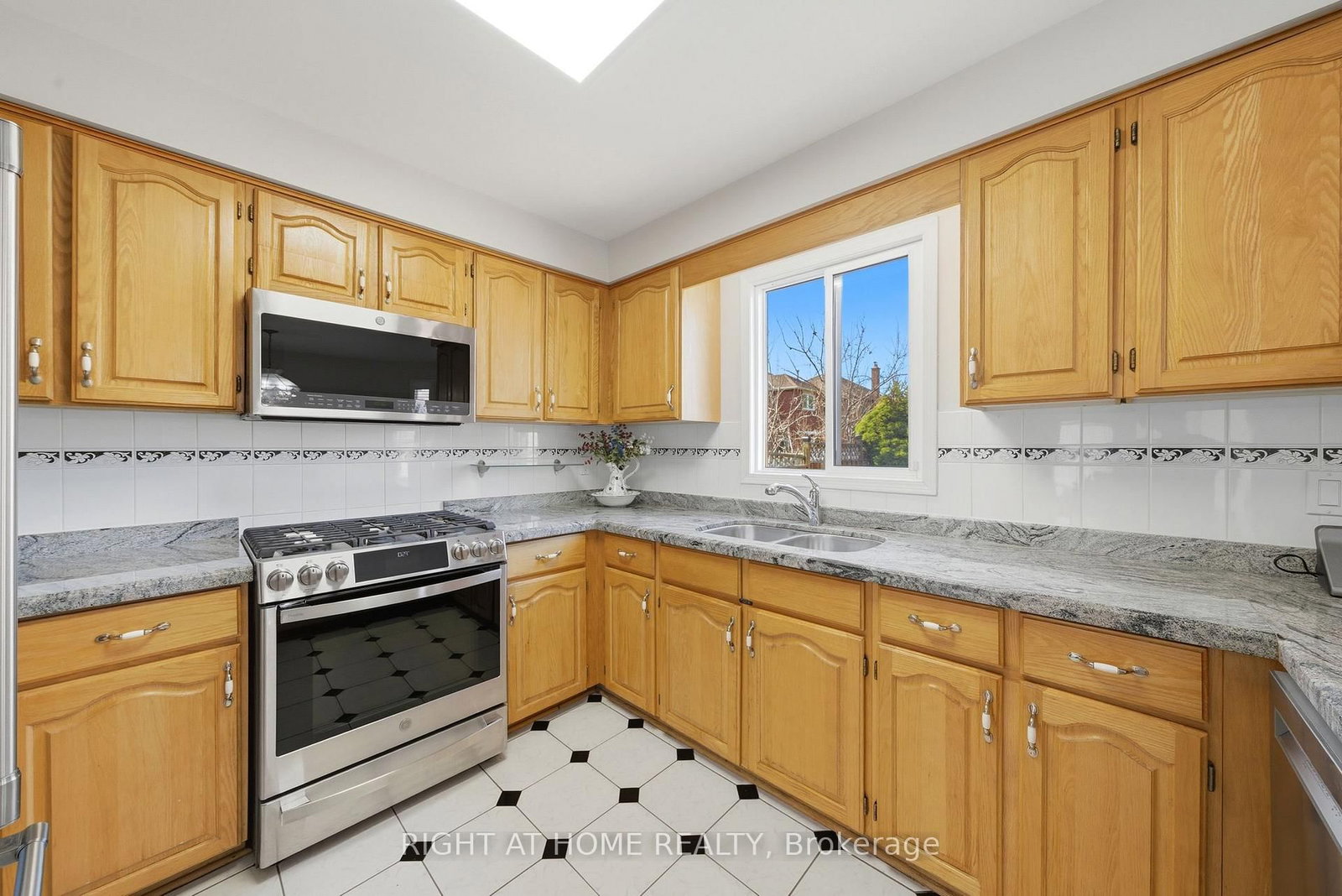 Detached House for sale at 3300 Redmond Road, Mississauga, Ontario, L5B 3X1 - Fairview - MLS: W12979324