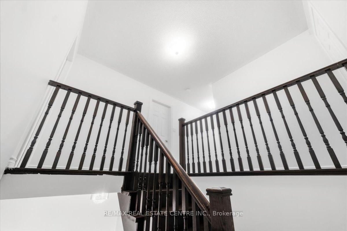 Townhouse for sale at 355 Hobbs Crescent, Milton, Ontario, L9T 0J3 - Clarke - MLS: W12979440