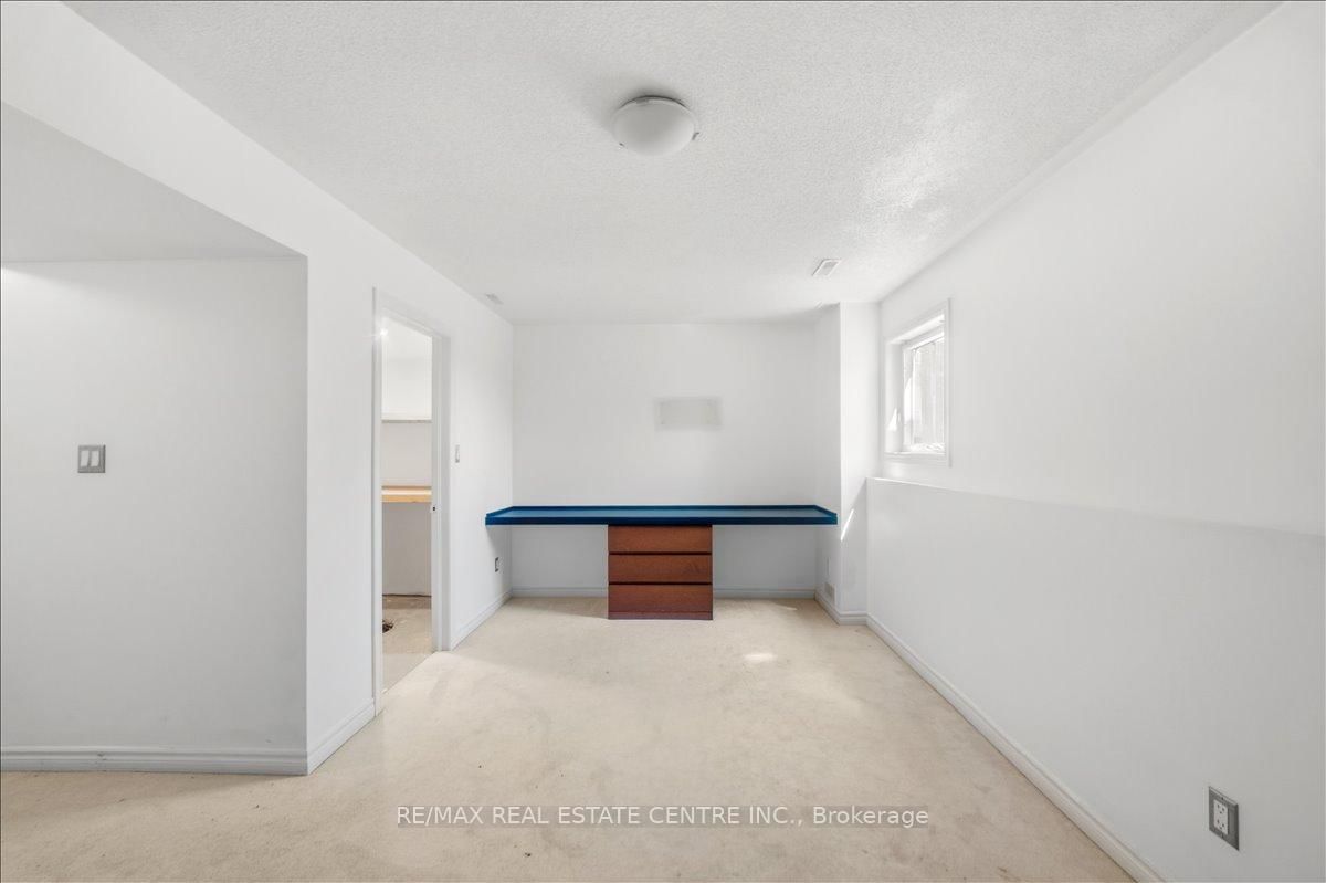 Townhouse for sale at 355 Hobbs Crescent, Milton, Ontario, L9T 0J3 - Clarke - MLS: W12979440