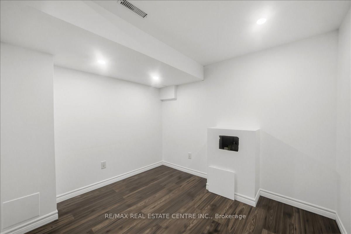 Townhouse for sale at 355 Hobbs Crescent, Milton, Ontario, L9T 0J3 - Clarke - MLS: W12979440