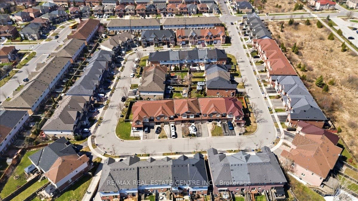 Townhouse for sale at 355 Hobbs Crescent, Milton, Ontario, L9T 0J3 - Clarke - MLS: W12979440