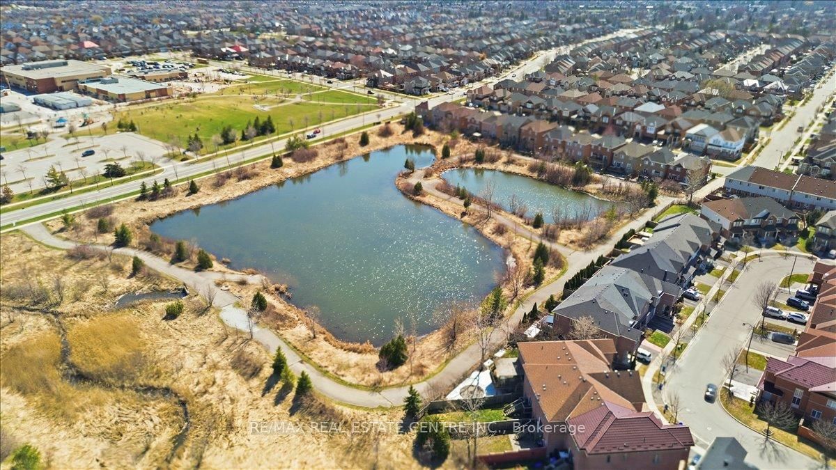 Townhouse for sale at 355 Hobbs Crescent, Milton, Ontario, L9T 0J3 - Clarke - MLS: W12979440