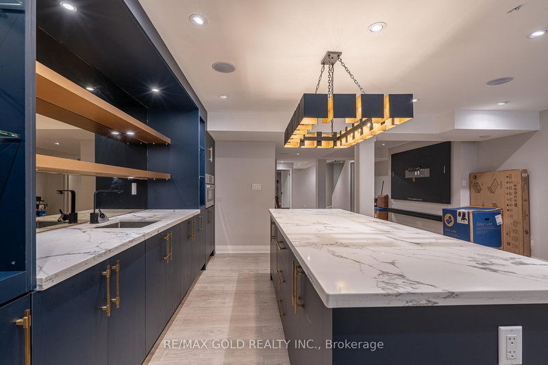 61 Yellowknife Rd, Brampton, L6R 0B3 | Image 2