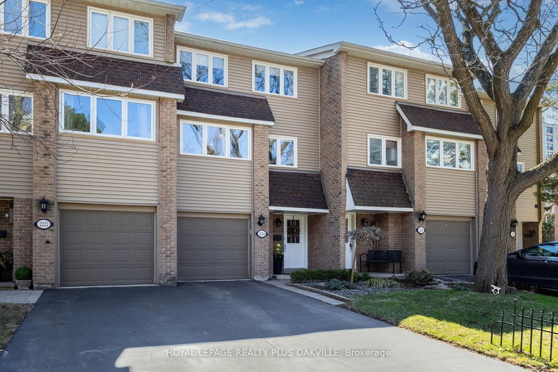 2224 Marine Dr, Oakville, L6L 1C1 | Image 2