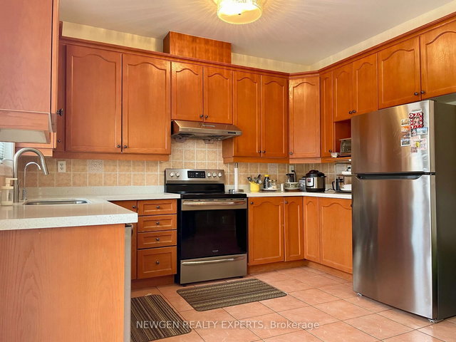 #Upper - 42 Crystalview Crescent