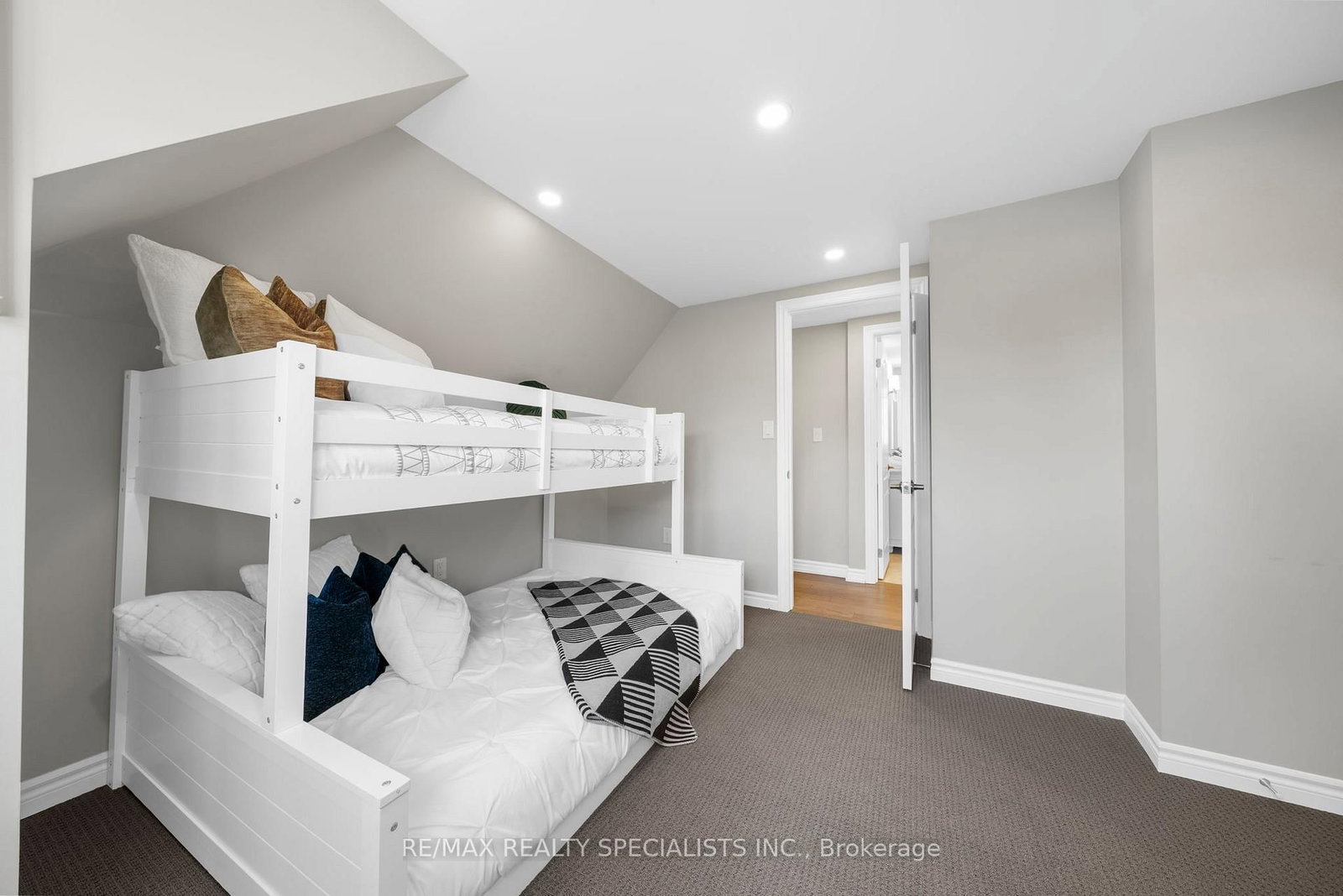 46 Elizabeth Street S - Photo 26