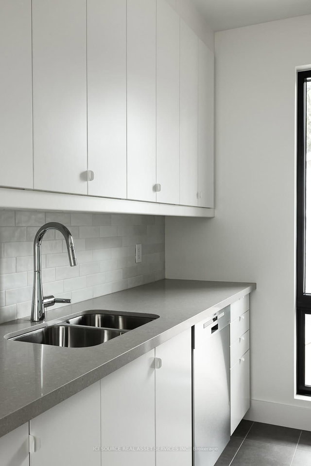 R - 411 Annette Street