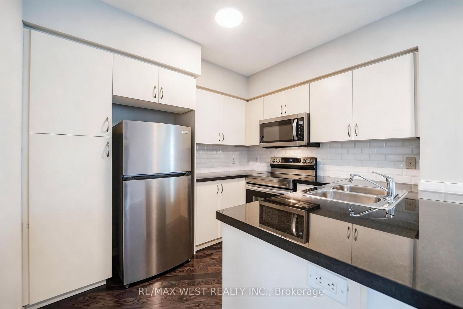 15 Legion Road, Unit 607 - Photo 4