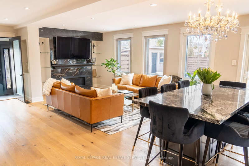 781 Fletcher Valley Cres, Mississauga, L5J 2X4 | Image 2