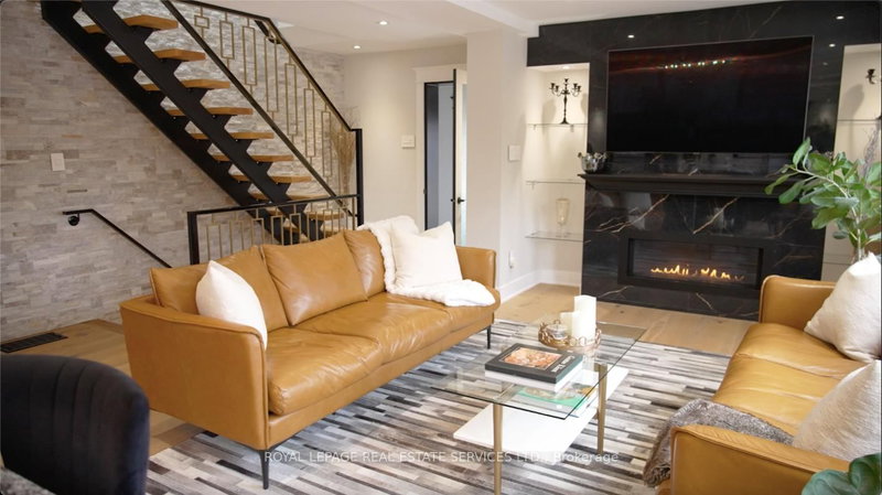 781 Fletcher Valley Cres, Mississauga, L5J 2X4 | Image 3