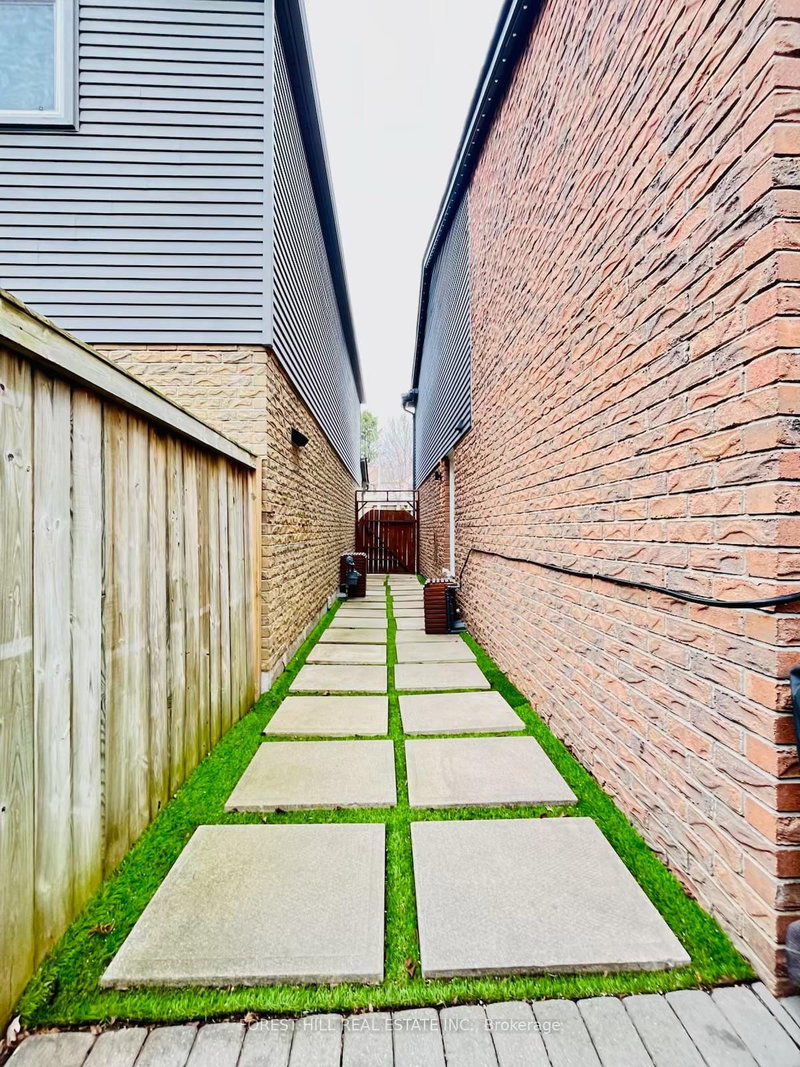 812 Sweetwater Cres, Mississauga, L5H 4A4 | Image 3