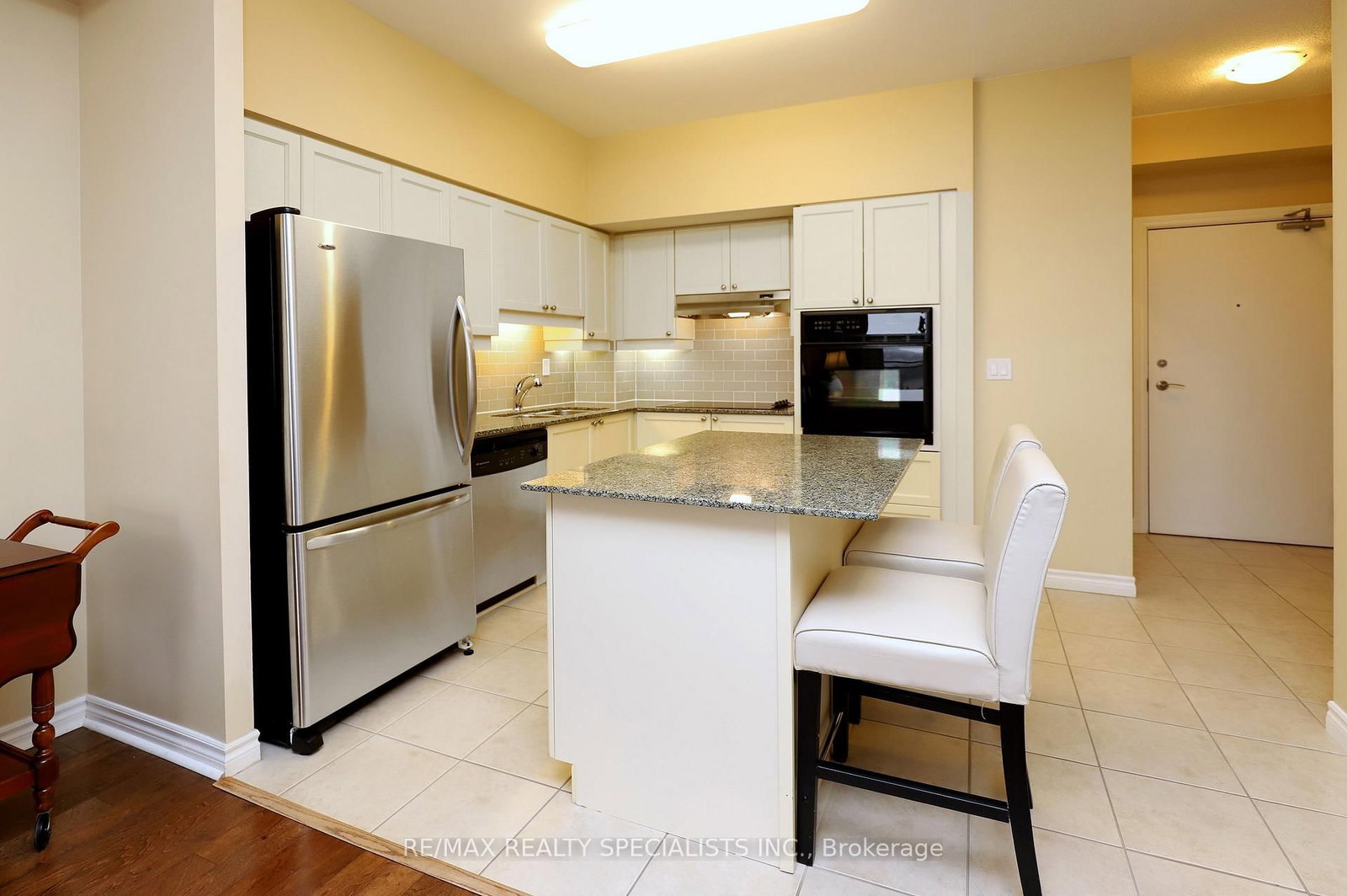 810 Scollard Court, Unit 809 - Photo 10