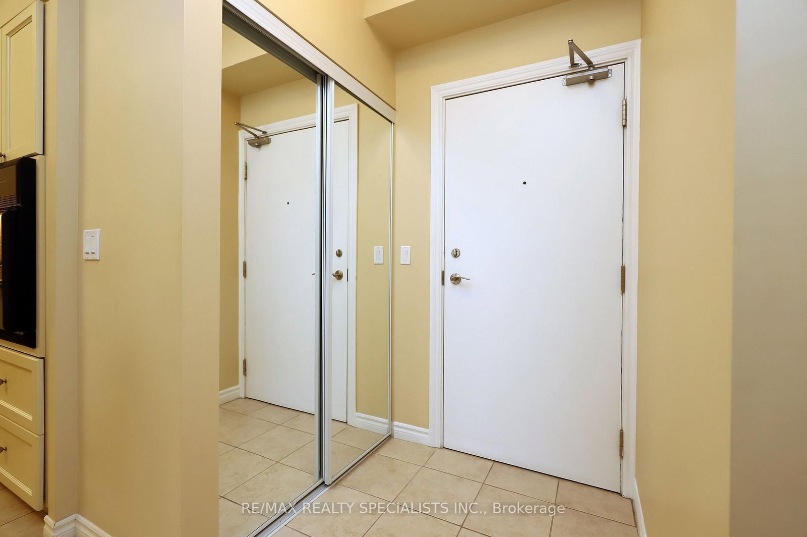 810 Scollard Court, Unit 809 - Photo 4