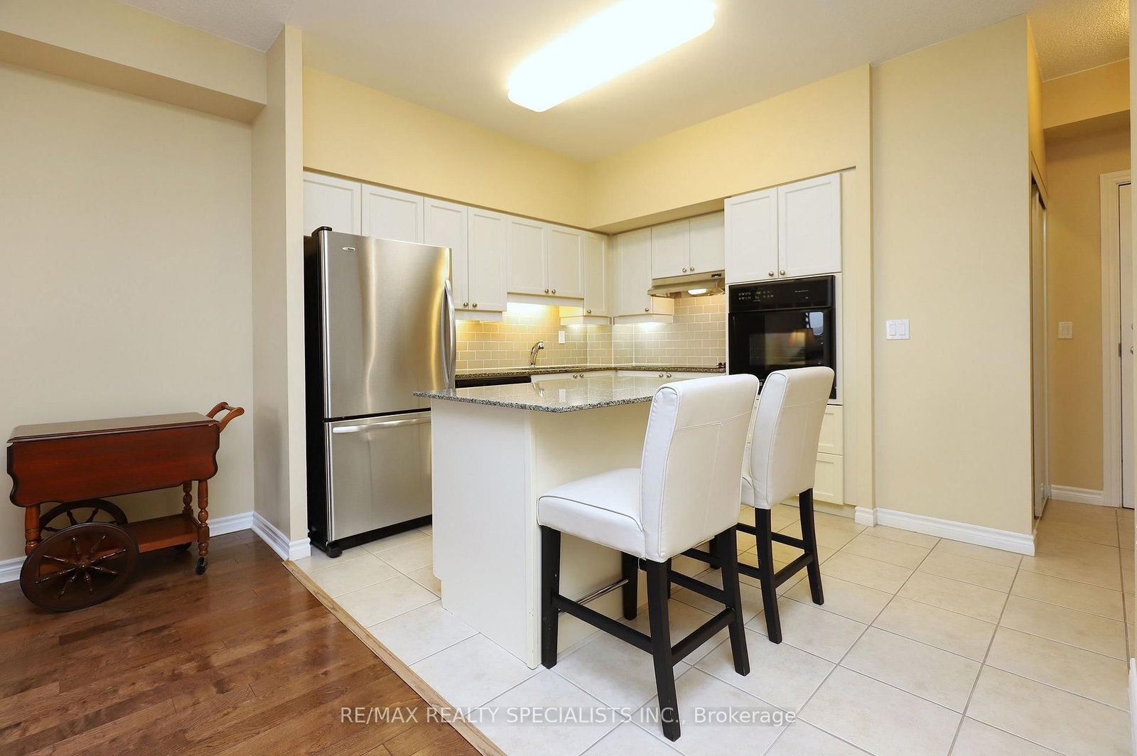 810 Scollard Court, Unit 809 - Photo 7