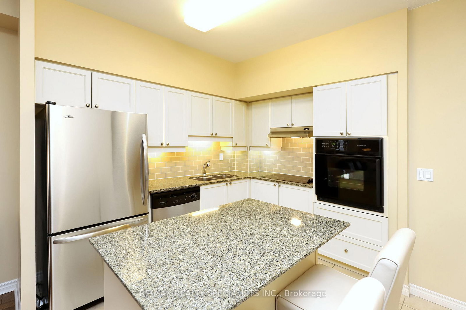 810 Scollard Court, Unit 809 - Photo 8