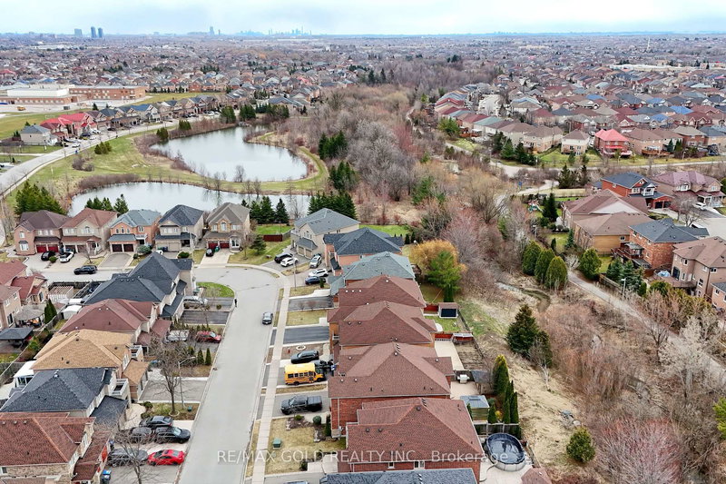 16 Cottontail Rd, Brampton, L7A 3R3 | Image 2