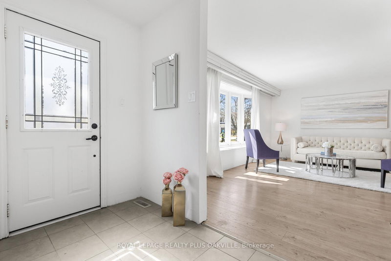 467 Anthony Dr, Oakville, L6J 2K6 | Image 2