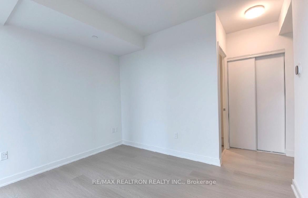 448 Burnhamthorpe Road W, Unit 811 - Photo 11