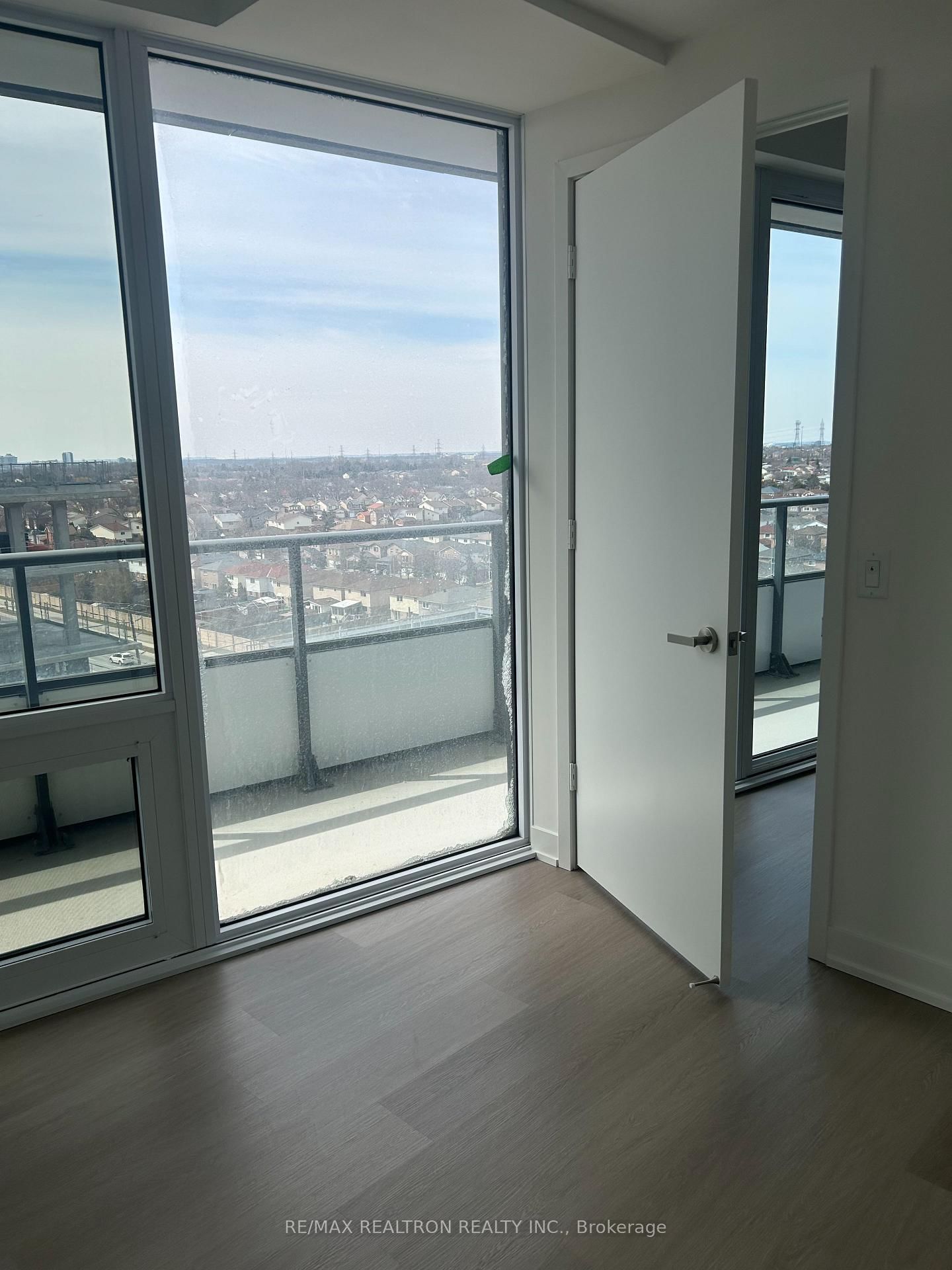 448 Burnhamthorpe Road W, Unit 811 - Photo 12