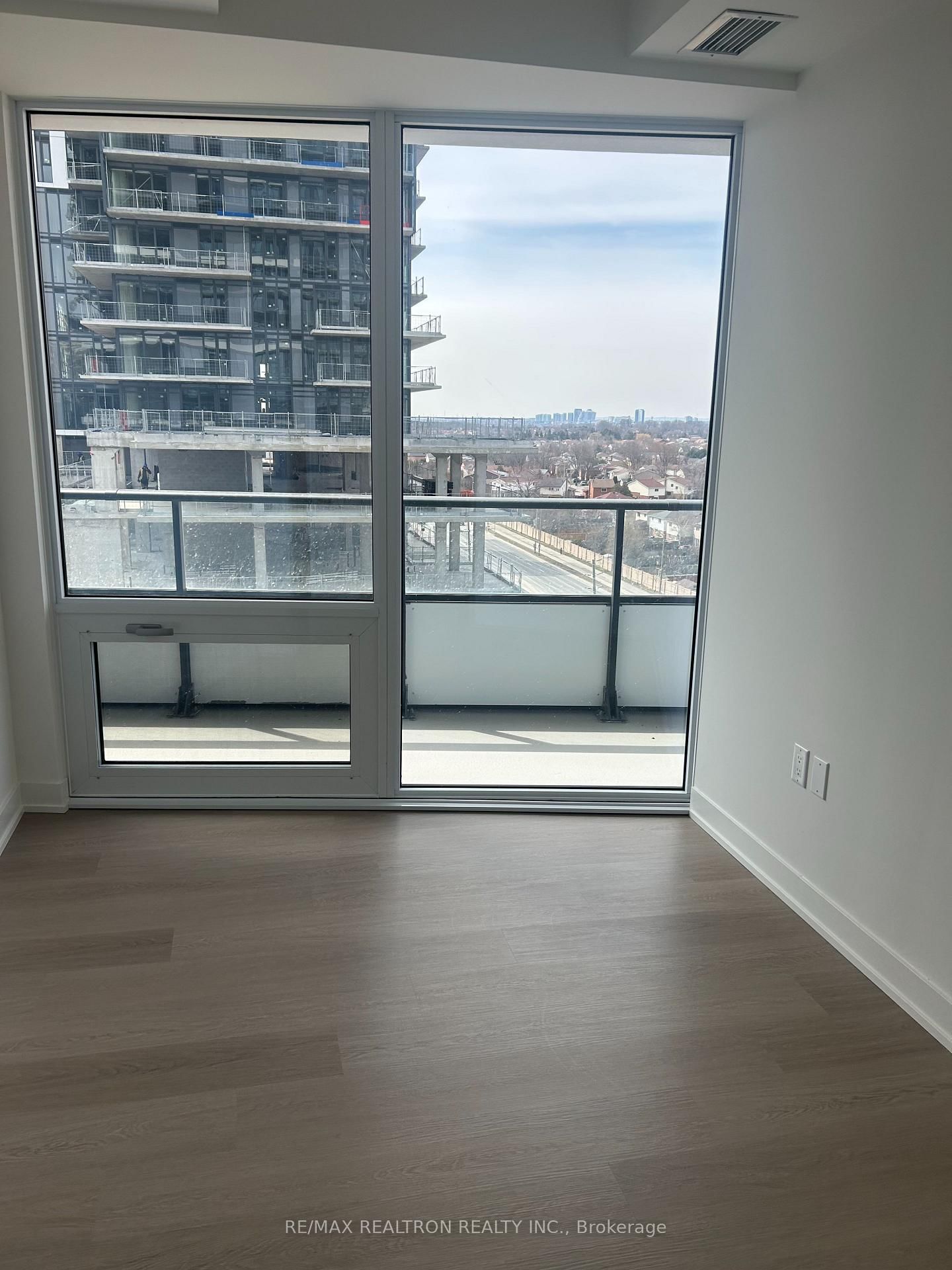 448 Burnhamthorpe Road W, Unit 811 - Photo 13