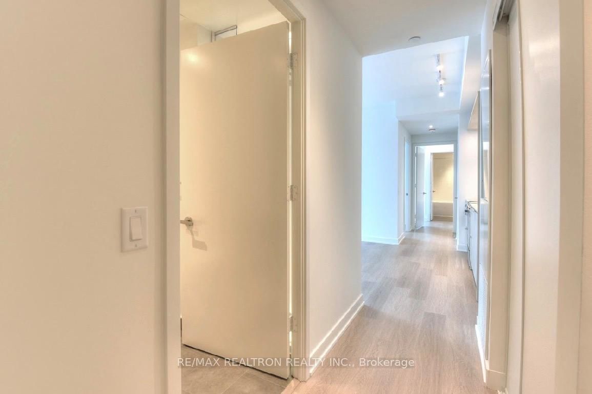 448 Burnhamthorpe Road W, Unit 811 - Photo 8