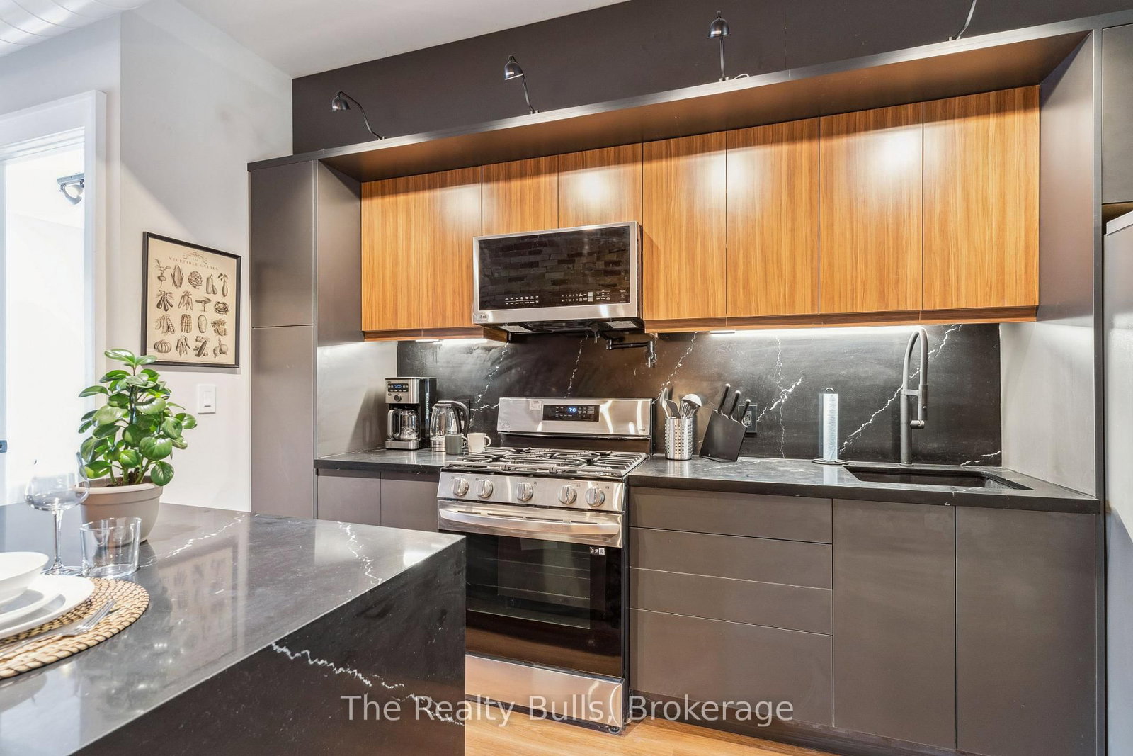 1320 Queen Street W - Photo 7