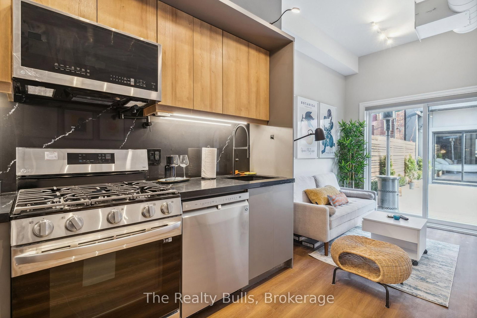 1320 Queen Street W - Photo 8