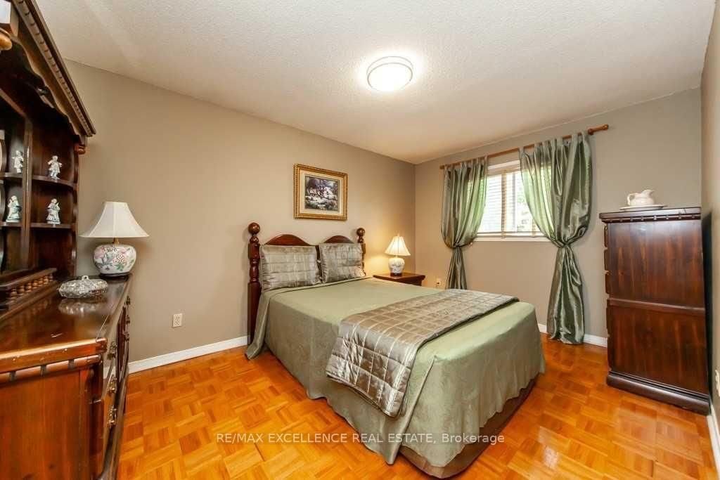 Detached House for sale at 30 Ballycastle Crescent, Brampton, Ontario, L6Z 2T6 - Heart Lake West - MLS: W12982874