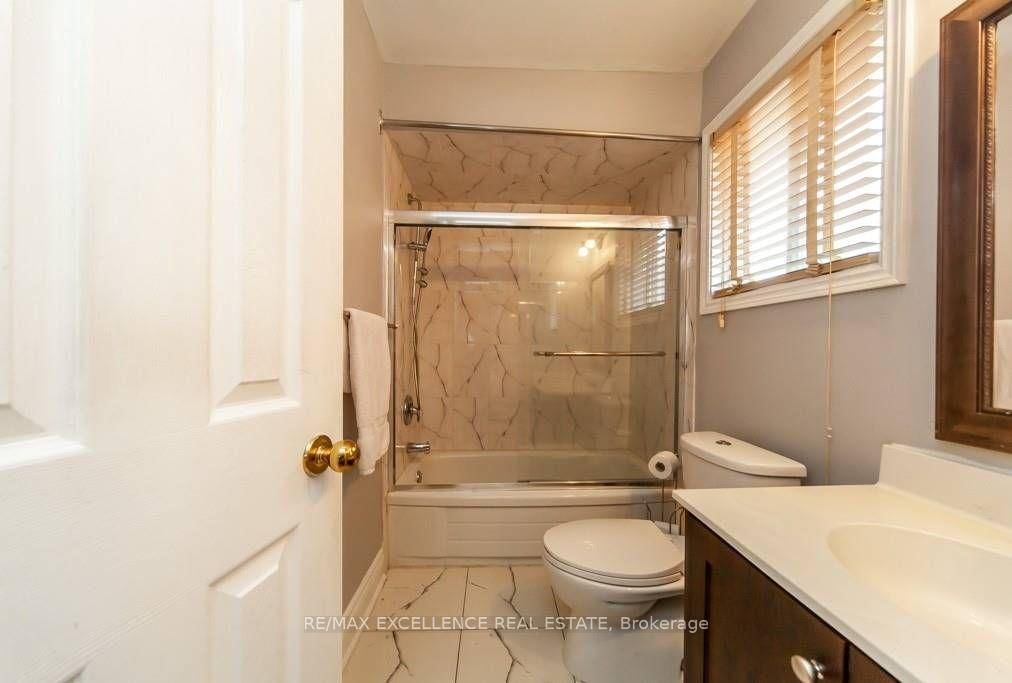 Detached House for sale at 30 Ballycastle Crescent, Brampton, Ontario, L6Z 2T6 - Heart Lake West - MLS: W12982874