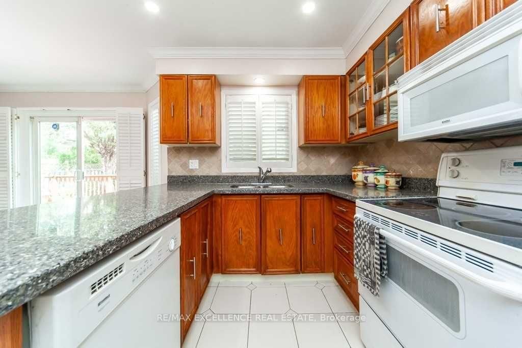 Detached House for sale at 30 Ballycastle Crescent, Brampton, Ontario, L6Z 2T6 - Heart Lake West - MLS: W12982874