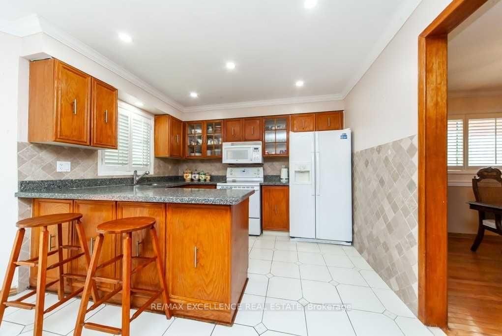 Detached House for sale at 30 Ballycastle Crescent, Brampton, Ontario, L6Z 2T6 - Heart Lake West - MLS: W12982874