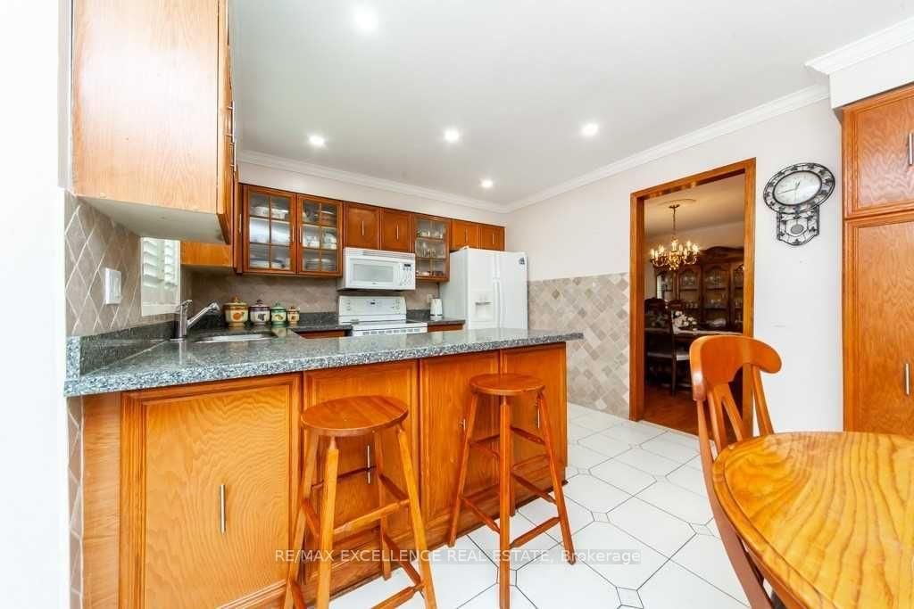 Detached House for sale at 30 Ballycastle Crescent, Brampton, Ontario, L6Z 2T6 - Heart Lake West - MLS: W12982874