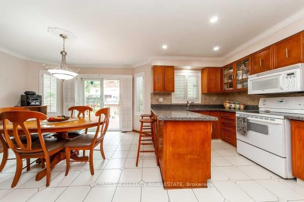 Detached House for sale at 30 Ballycastle Crescent, Brampton, Ontario, L6Z 2T6 - Heart Lake West - MLS: W12982874