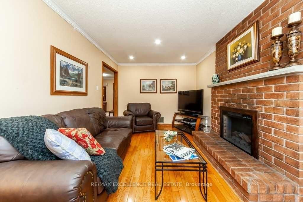 Detached House for sale at 30 Ballycastle Crescent, Brampton, Ontario, L6Z 2T6 - Heart Lake West - MLS: W12982874