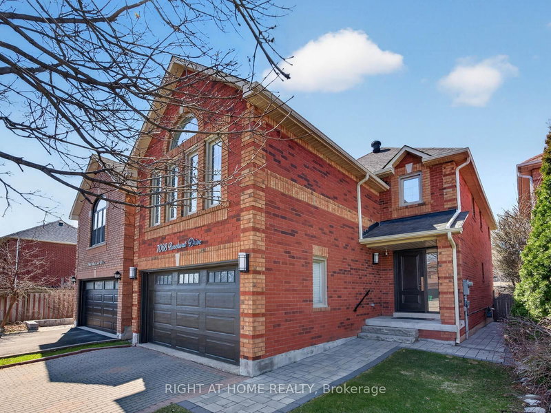 7068 Rosehurst Dr, Mississauga, L5N 6Y8 | Image 3