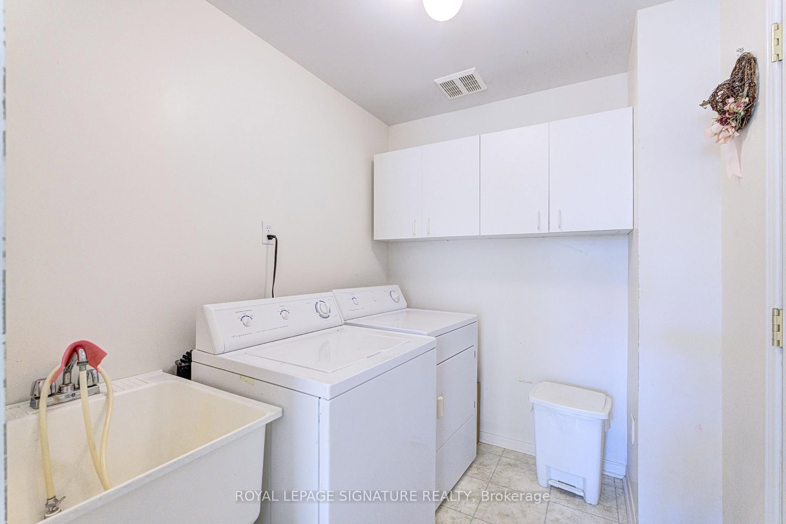 Townhouse for sale at 1019 Kennedy Circle, Milton, Ontario, L9T 5S4 - Beaty - MLS: W12983100