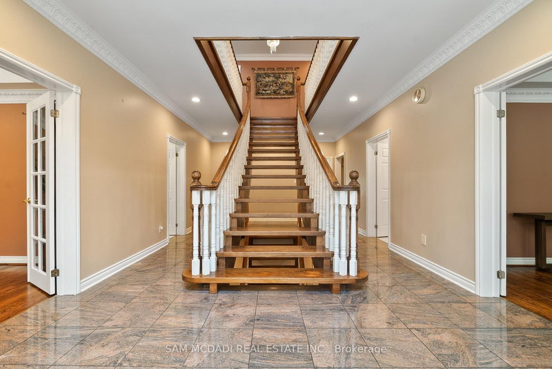 2339 Glengarry Rd, Mississauga, L5C 1Y1 | Image 3