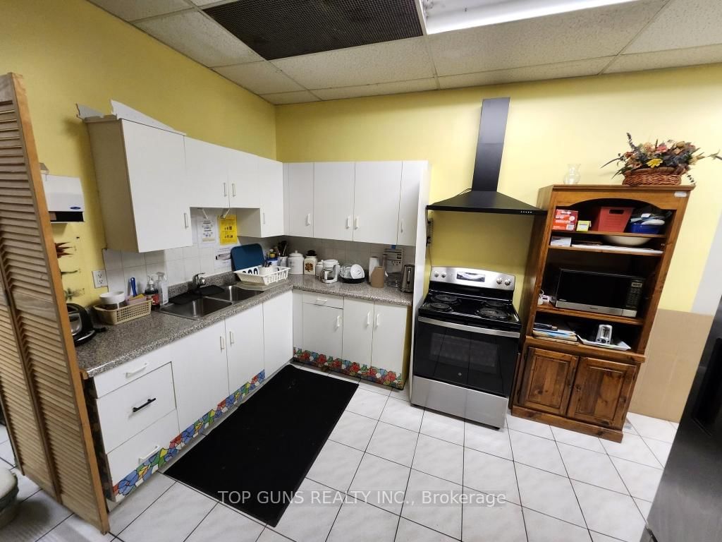 2375 St Clair Avenue W - Photo 10