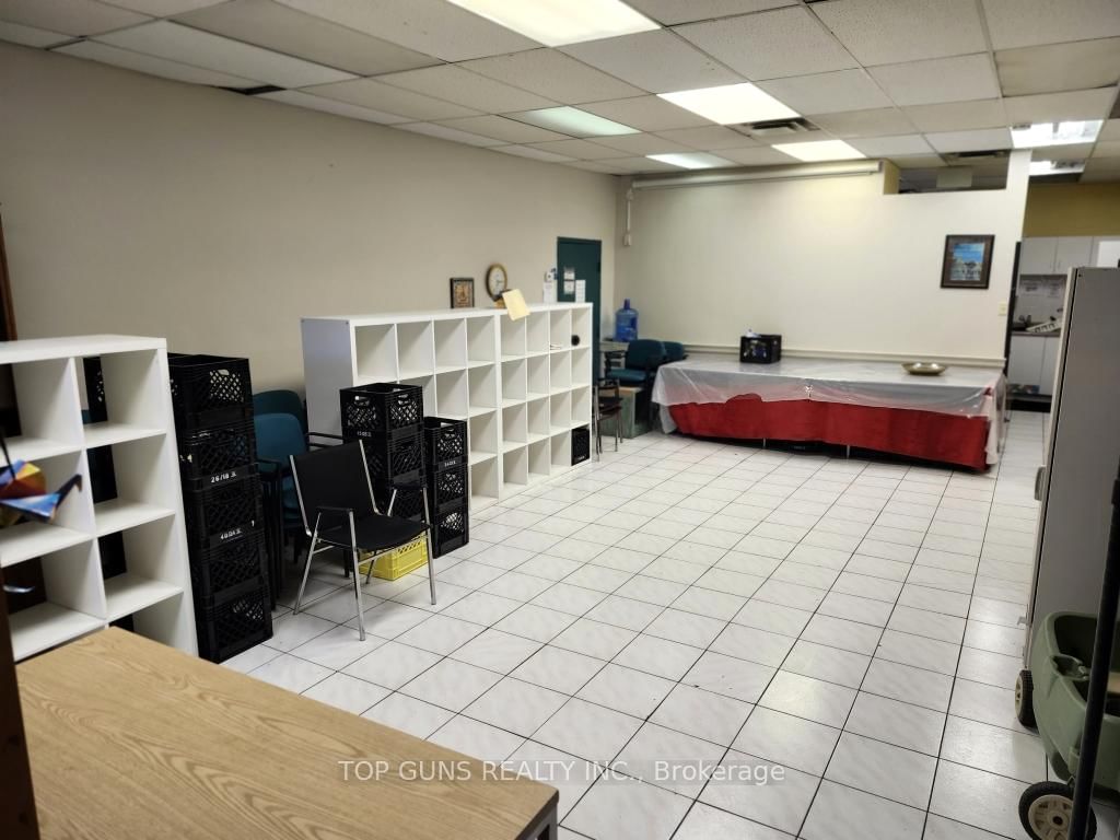 2375 St Clair Avenue W - Photo 16