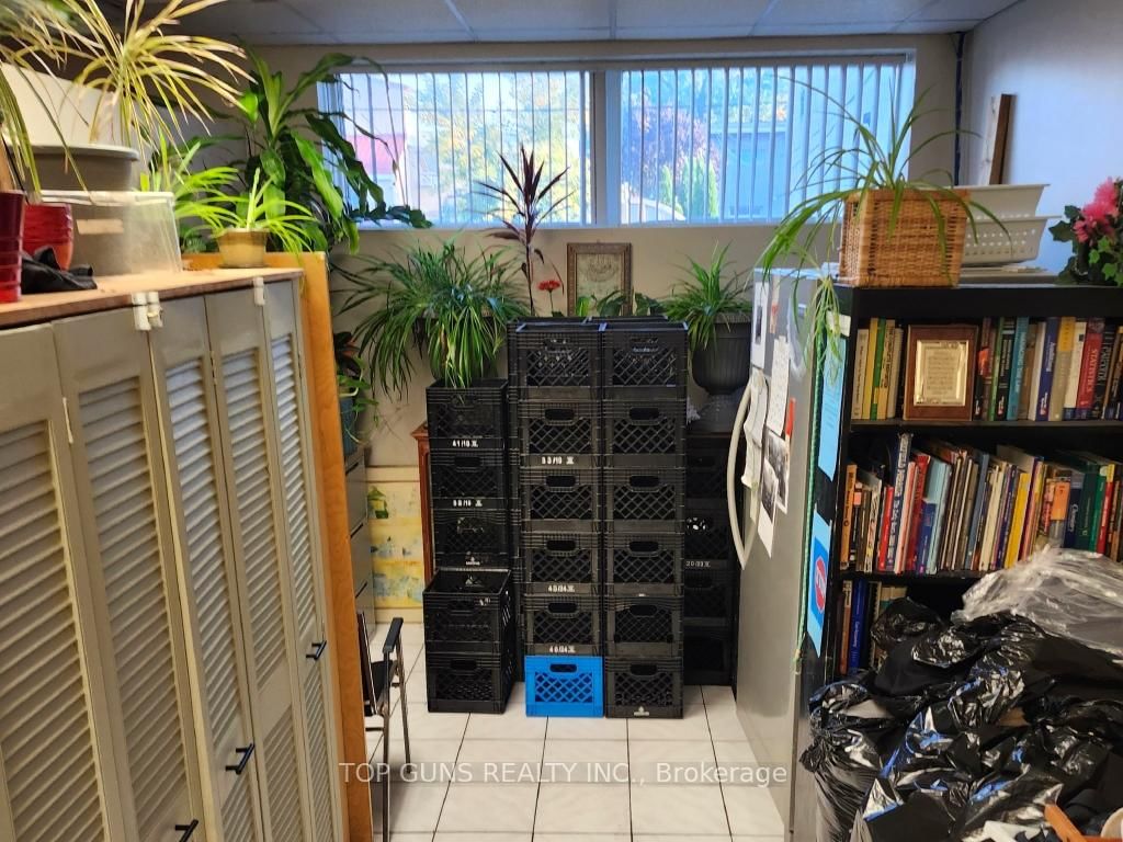 2375 St Clair Avenue W - Photo 17