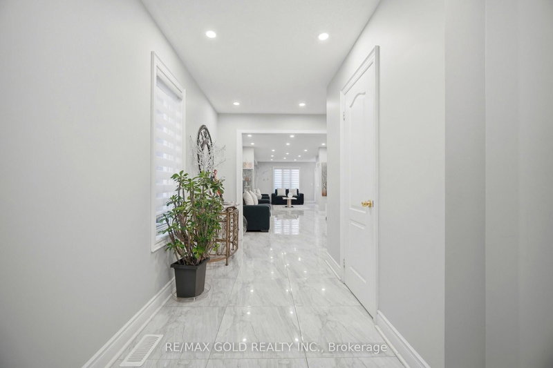 16 Flower Tr, Brampton, L6P 1P1 | Image 2