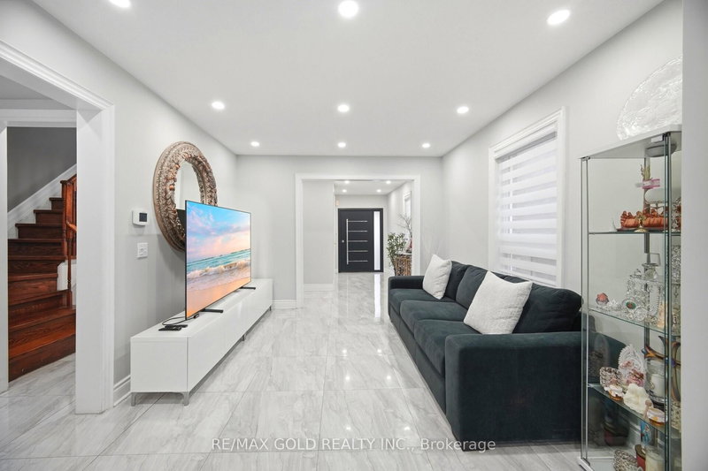 16 Flower Tr, Brampton, L6P 1P1 | Image 3